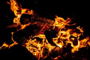 Holz verbrennen im Kamin
